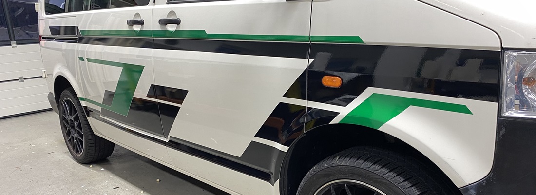 Transporter mit grüner und schwarzer Folienbeschriftung im modernen Streifen-Design – Folien Fischer Hamburg